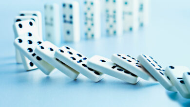 Wie schnell eine Reihe von Dominosteinen umfällt, hängt von der Reibung ab