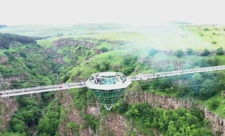 Georgiens neue rautenförmige Hängebrücke ist nichts für schwache Nerven