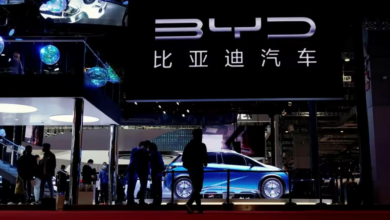 FirstFT: Chinesischer Elektrofahrzeughersteller überholt Tesla