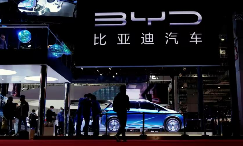 FirstFT: Chinesischer Elektrofahrzeughersteller überholt Tesla