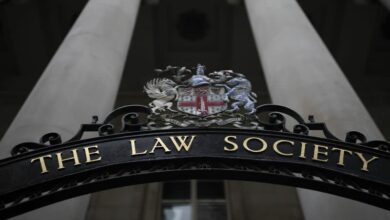 Die Law Society of England and Wales fordert die Mitglieder auf, bei der Verwendung von Bitcoin bei Transaktionen vorsichtig zu sein