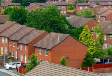 Die britische Regierung erwägt Mietobergrenzen, um Mieter von Sozialwohnungen zu schützen