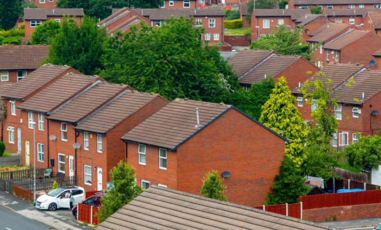 Die britische Regierung erwägt Mietobergrenzen, um Mieter von Sozialwohnungen zu schützen