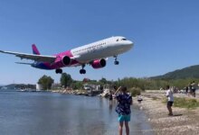 Virales Video zeigt Touristen, die sich ducken, während der Jet die „niedrigste“ Landung aller Zeiten am Flughafen Skiathos macht