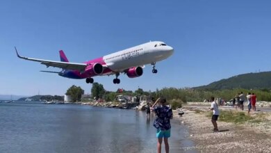 Virales Video zeigt Touristen, die sich ducken, während der Jet die „niedrigste“ Landung aller Zeiten am Flughafen Skiathos macht