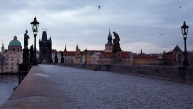 Beobachten Sie, wie ein Tourist illegal über die berühmte Prager Karlsbrücke fährt – und dann mit einer Geldstrafe belegt wird